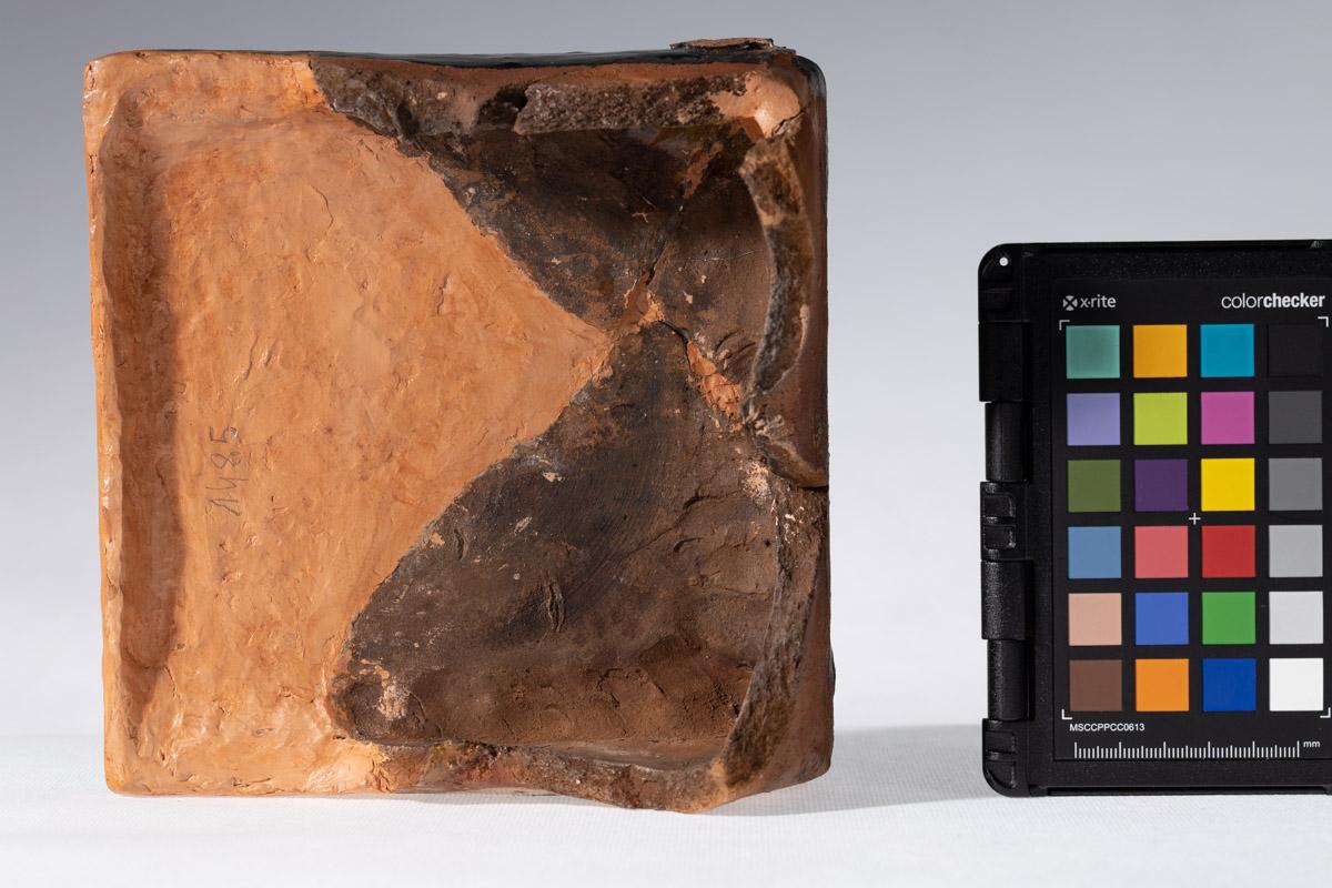 Kafel z motywem postaci trzymającej konia