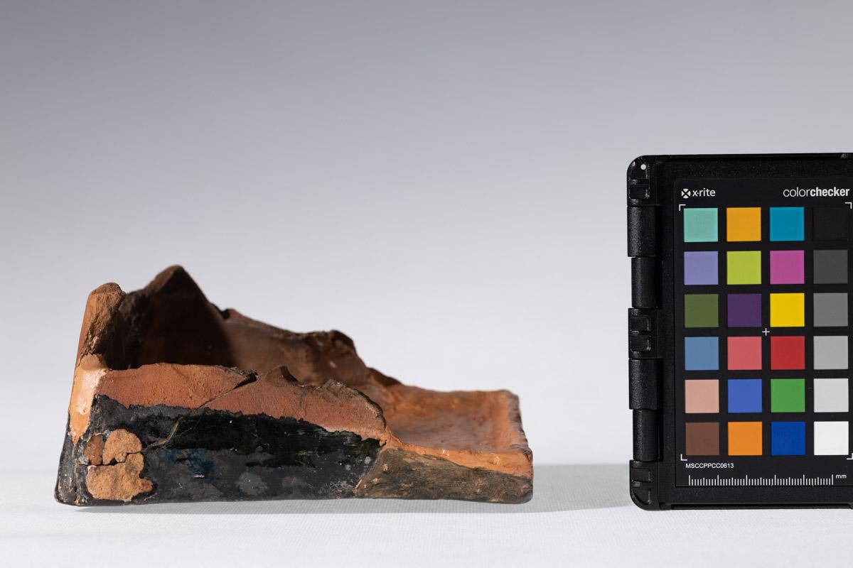 Kafel z motywem postaci trzymającej konia