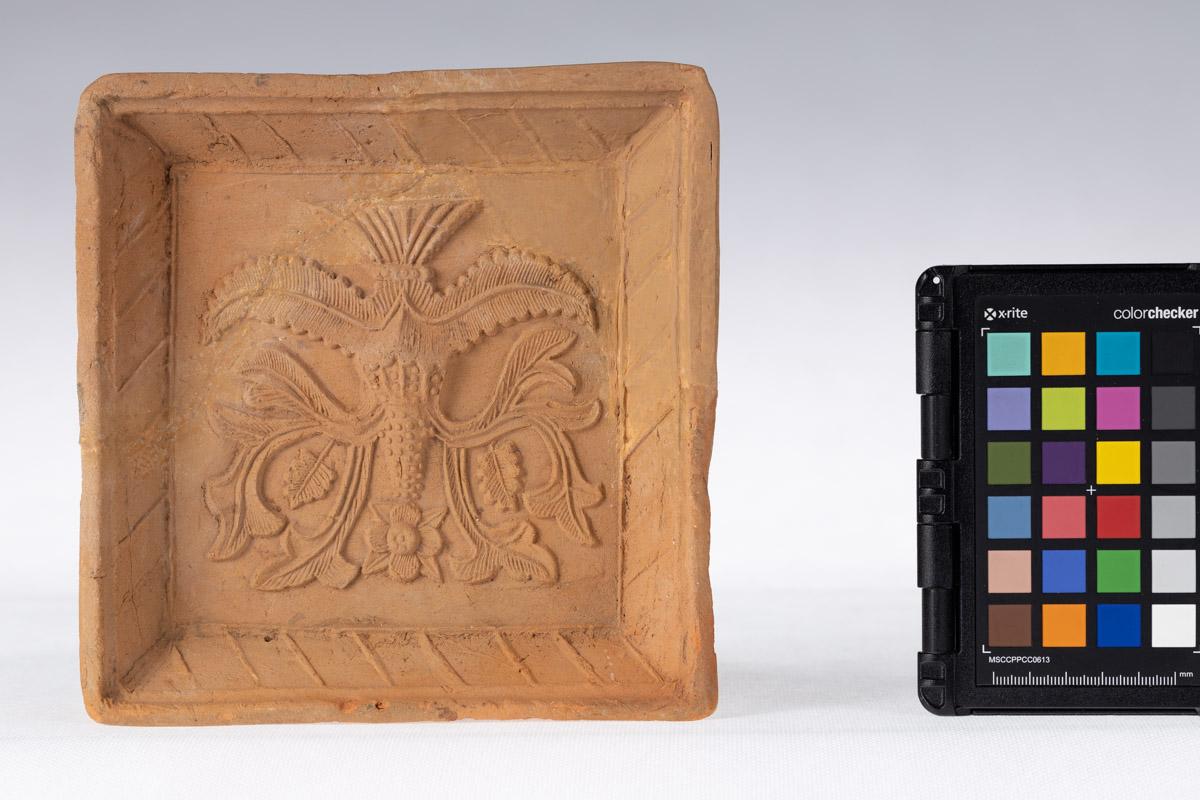 Kafel z motywem roślinnym