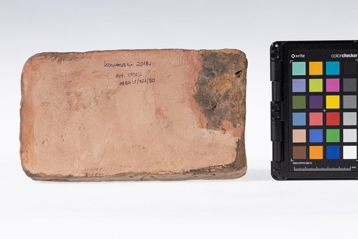 Płytka z wyobrażeniem gryfa