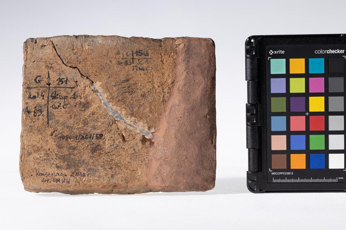 Płytka z wyobrażeniem konia, głowy ludzkiej i smoka