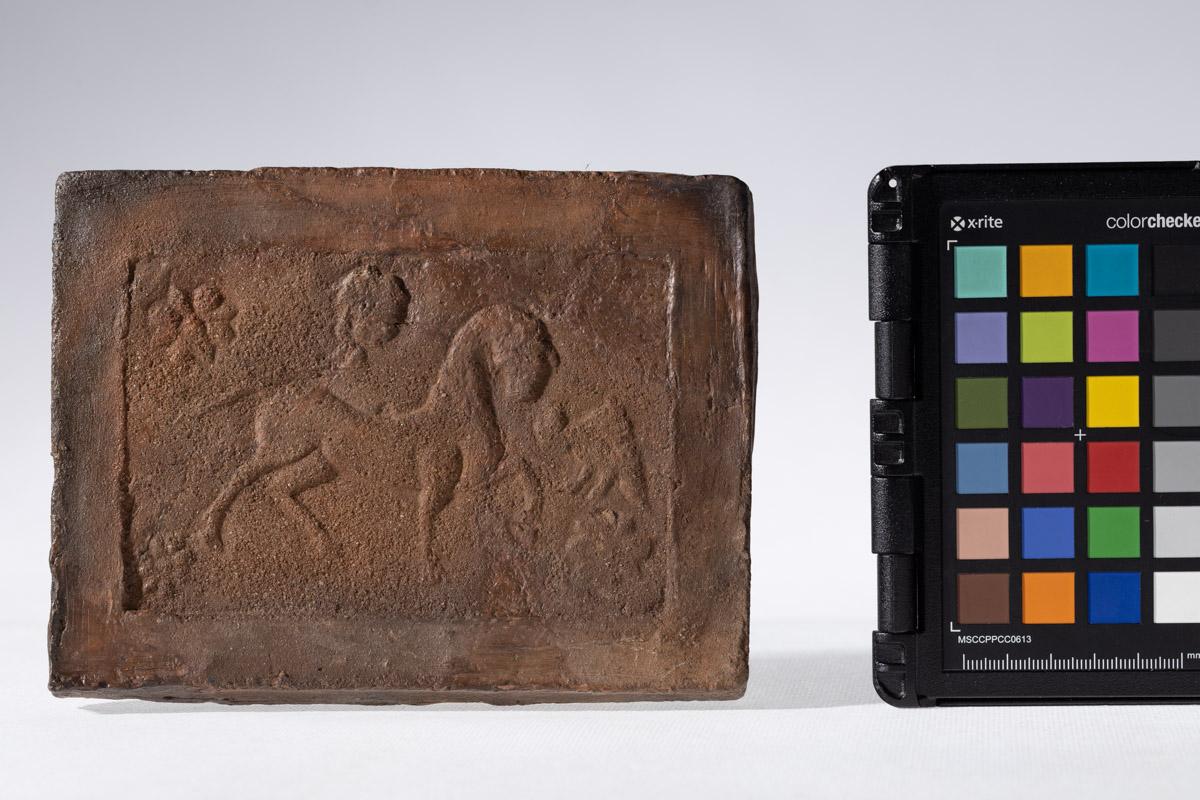 Płytka z wyobrażeniem konia, głowy ludzkiej i smoka