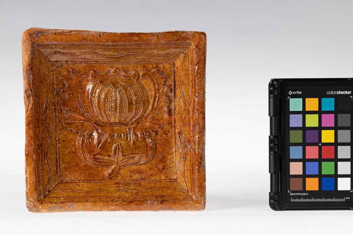 Kafel z motywem roślinnym