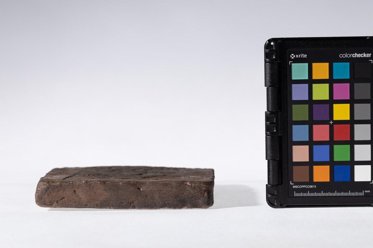 Płytka z wyobrażeniem konia, głowy ludzkiej i smoka