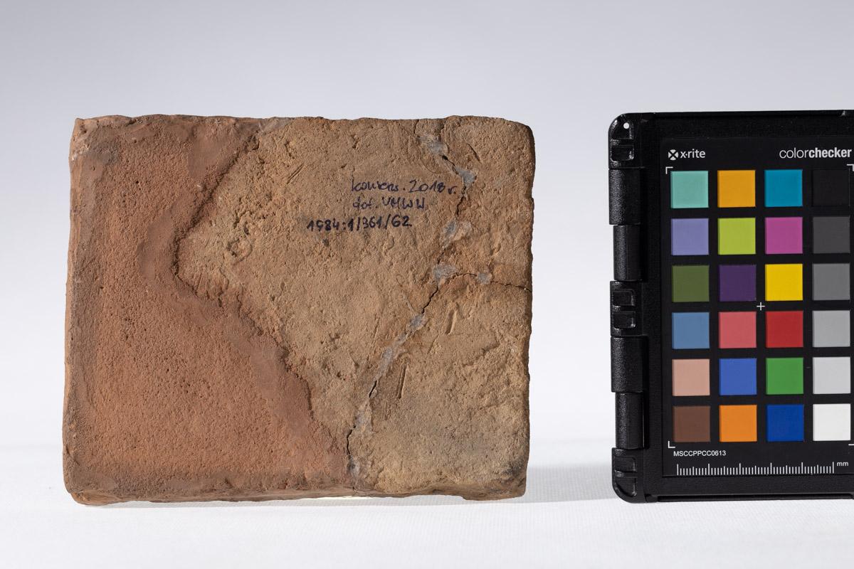 Płytka z wyobrażeniem ptaka