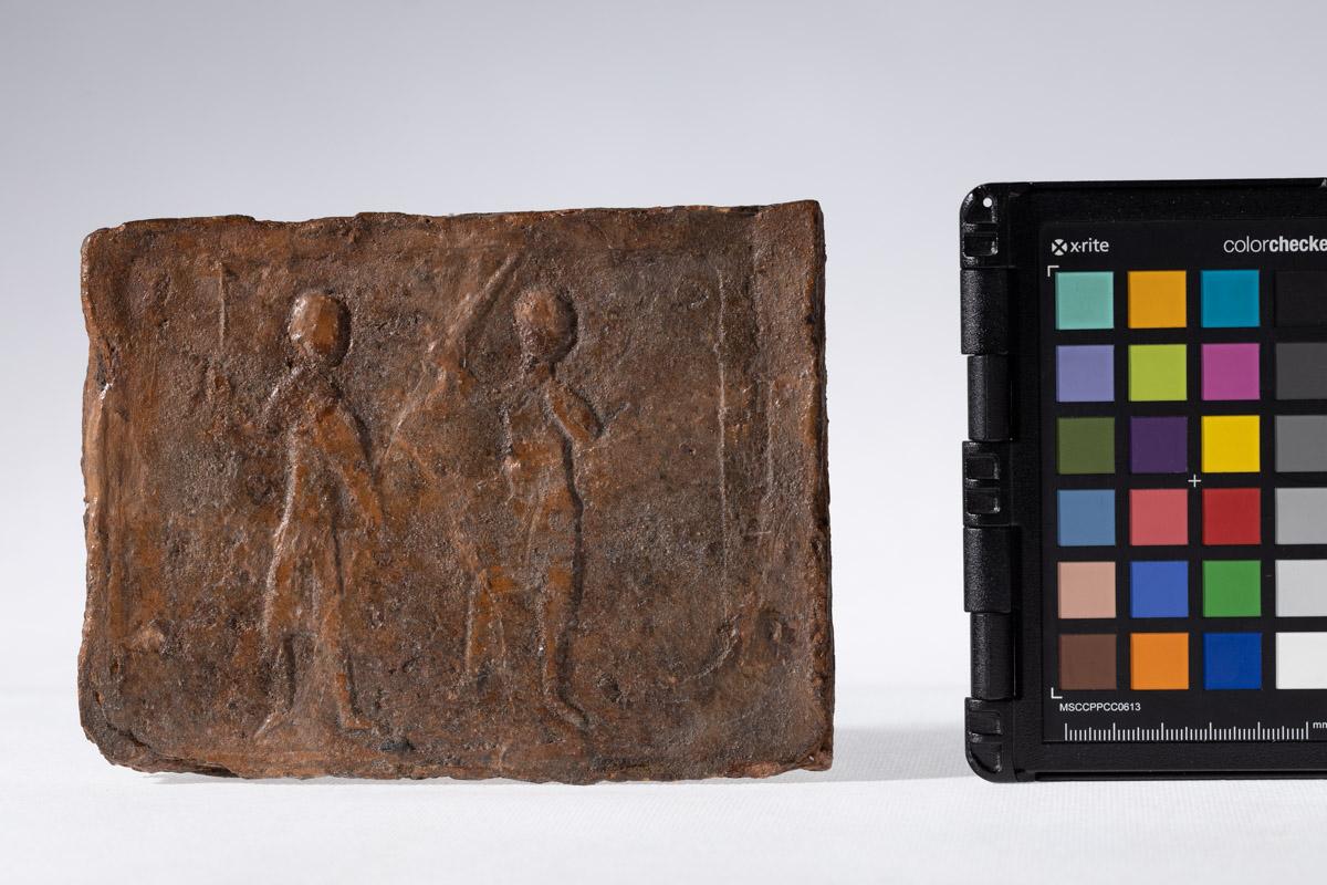 Płytka z wyobrażeniem wojowników