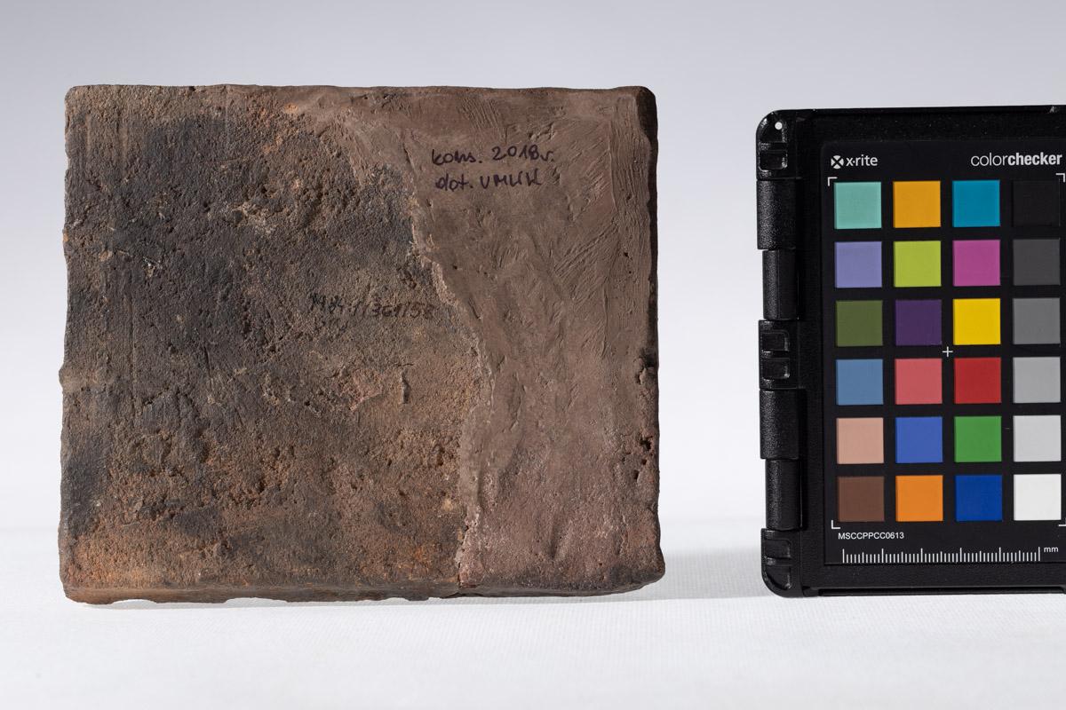 Płytka z wyobrażeniem konia, głowy ludzkiej i smoka