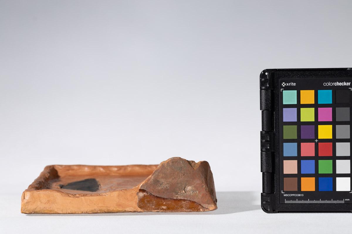 Kafel z motywem postaci trzymającej konia