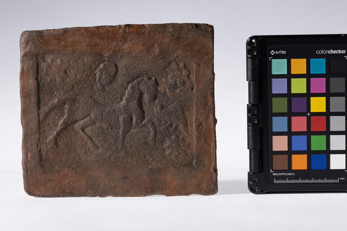 Płytka z wyobrażeniem konia, głowy ludzkiej i smoka