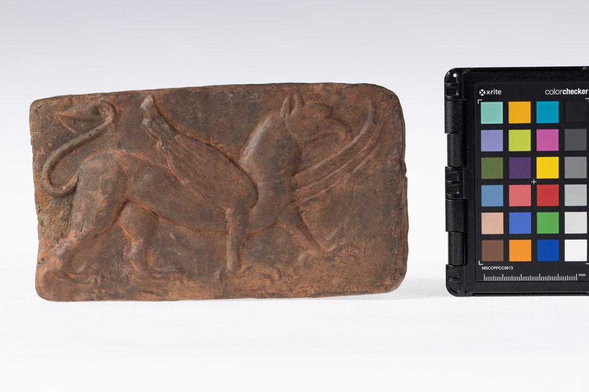 Płytka z wyobrażeniem gryfa