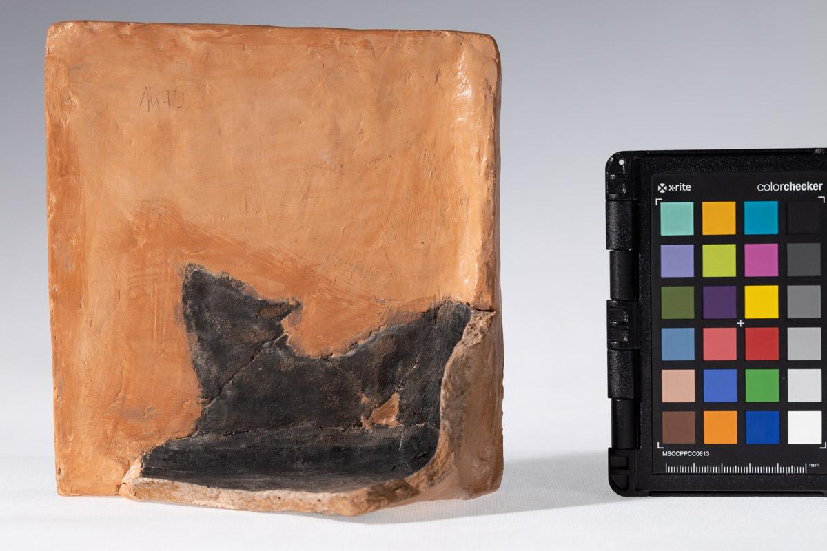 Kafel z motywem pelikana w gnieździe