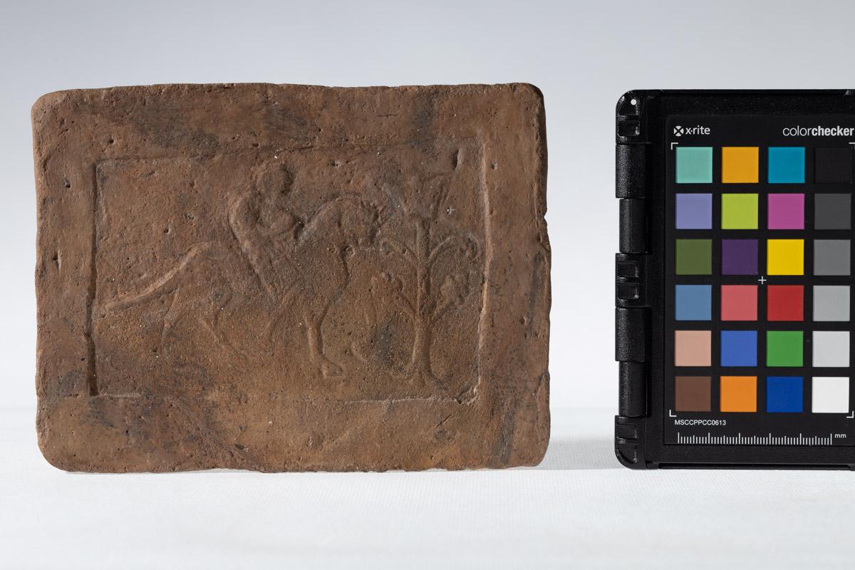 Płytka z wyobrażeniem jeźdźca przy Drzewie Życia