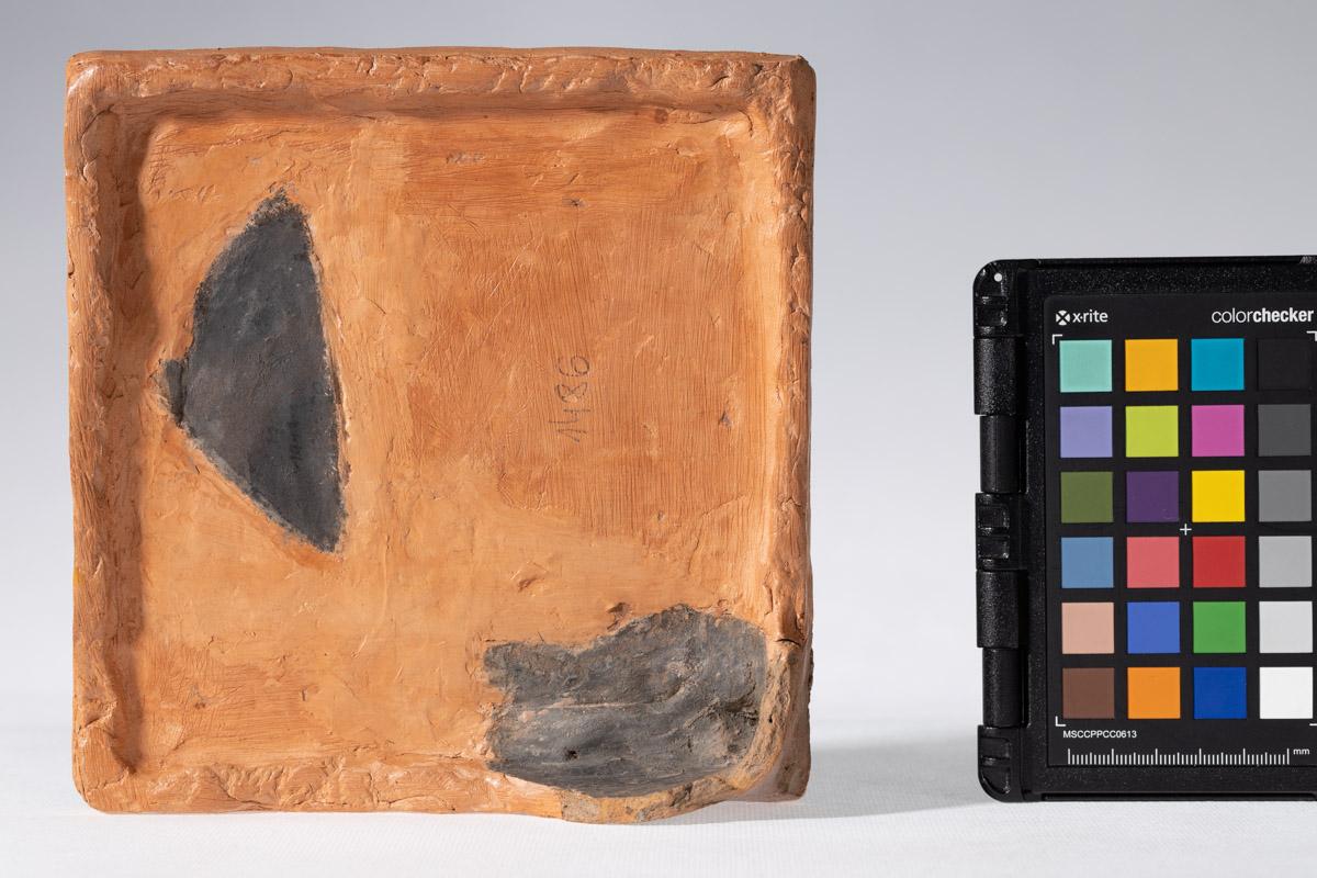 Kafel z motywem postaci trzymającej konia