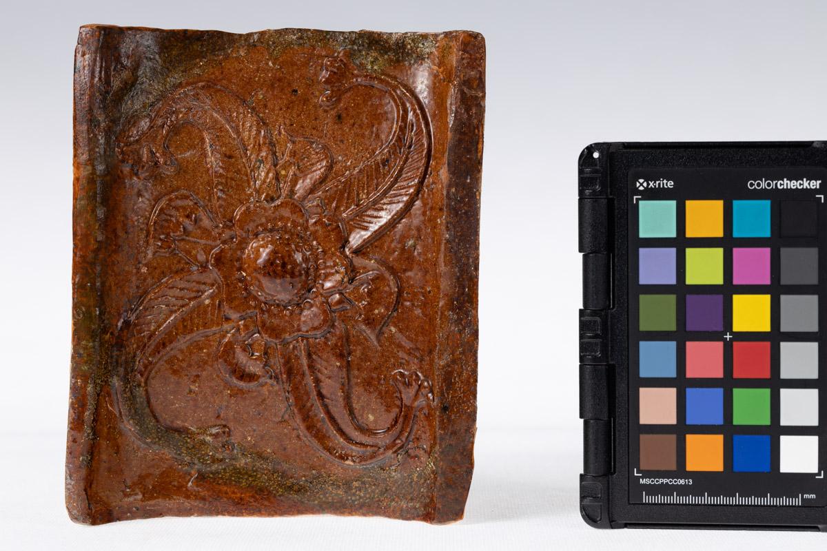 Kafel z motywem roślinnym