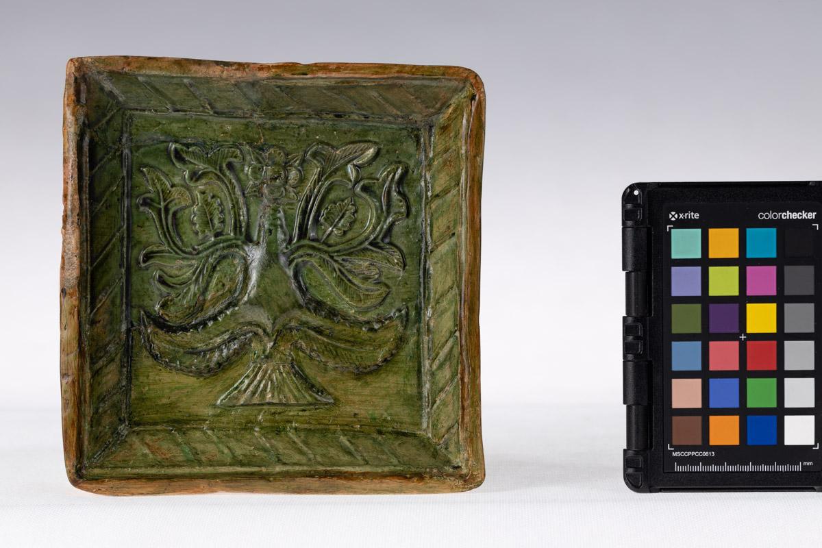 Kafel z motywem roślinnym