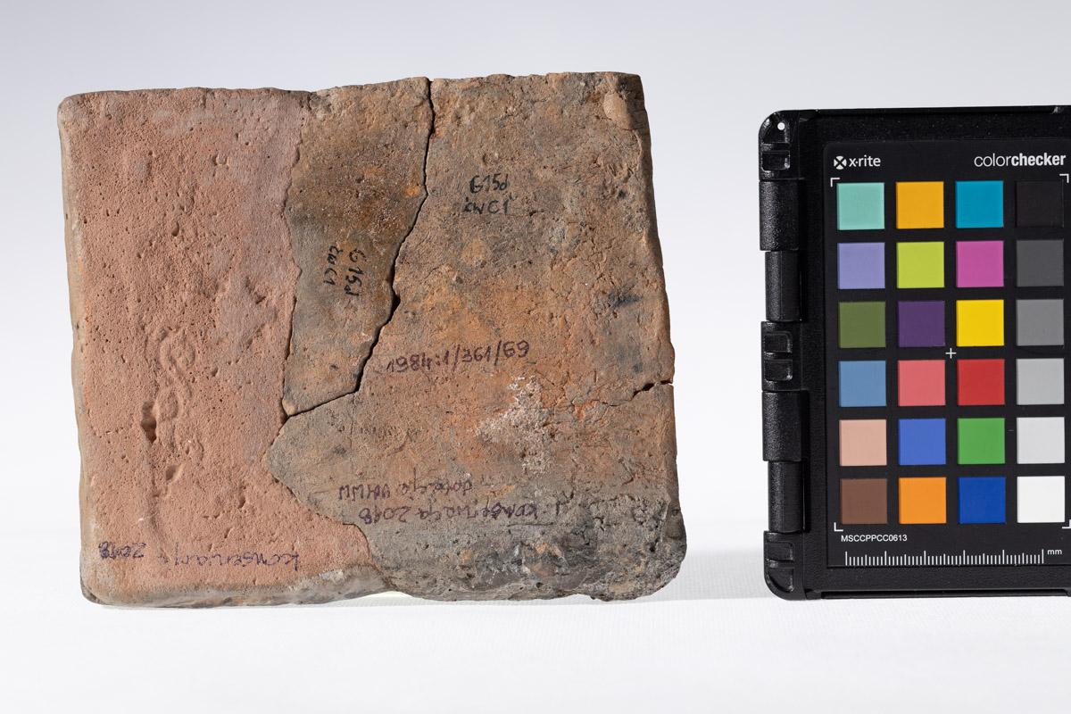 Płytka z wyobrażeniem byka