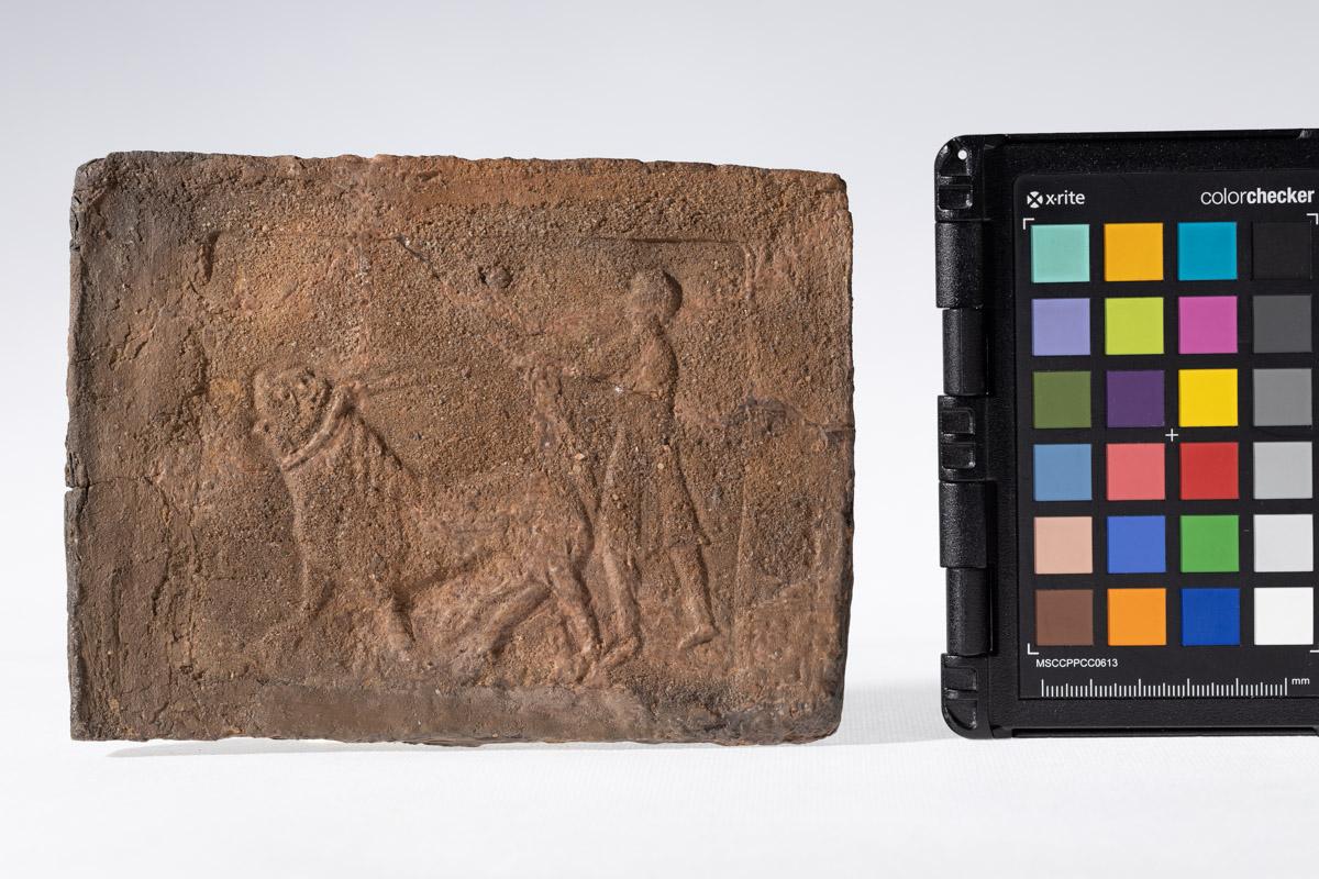 Płytka z wyobrażeniem człowieka prowadzącego lwa na arkanie