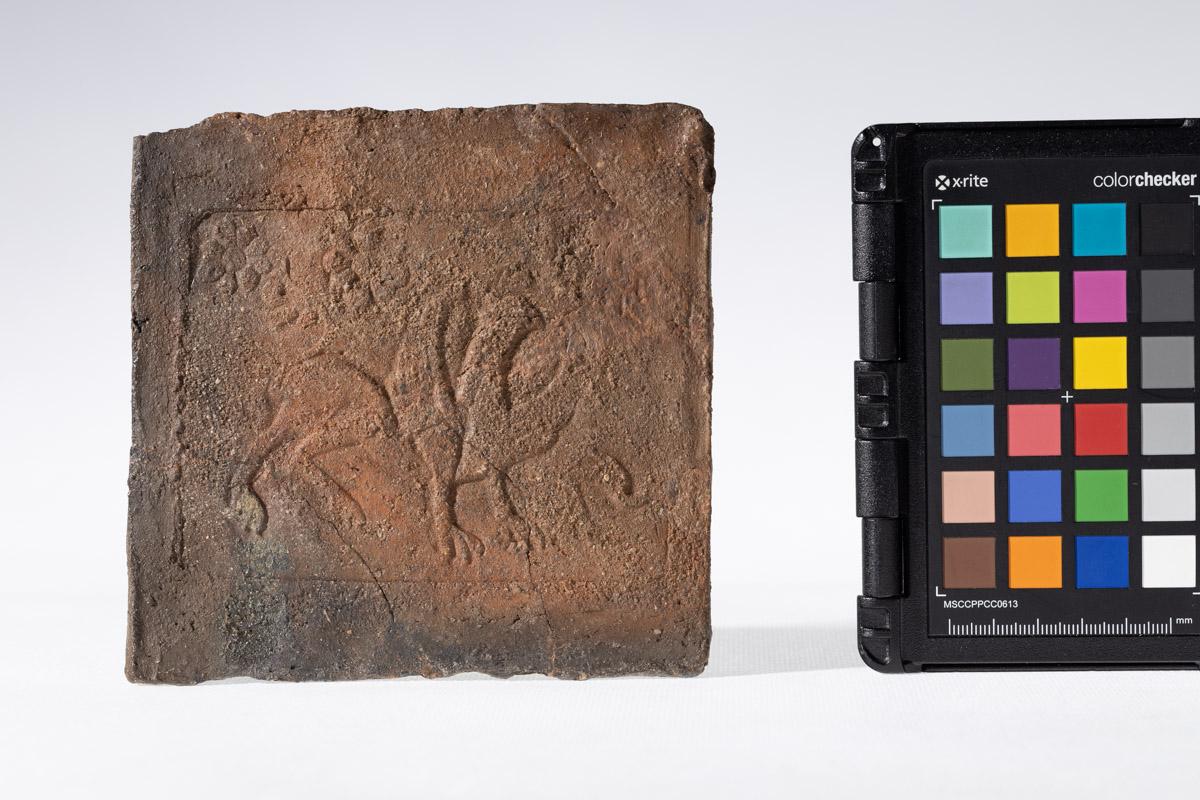 Płytka z wyobrażeniem gryfa