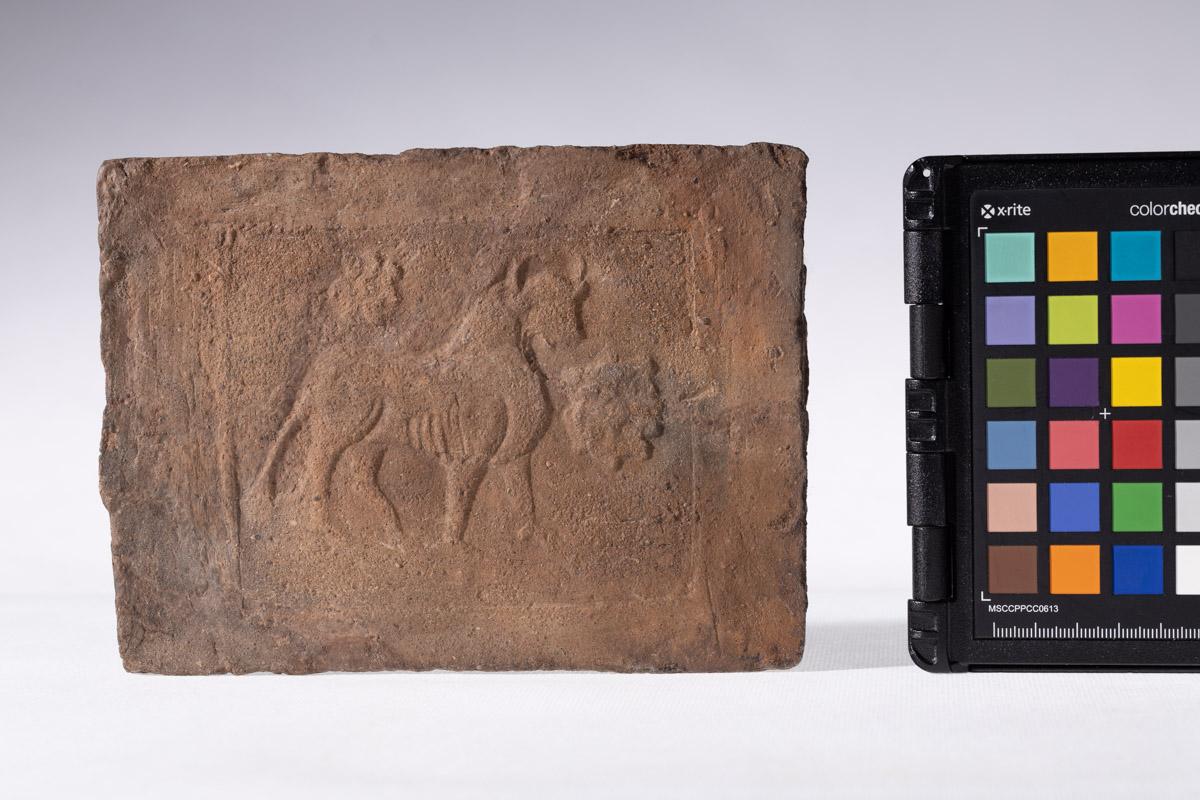 Płytka z wyobrażeniem byka