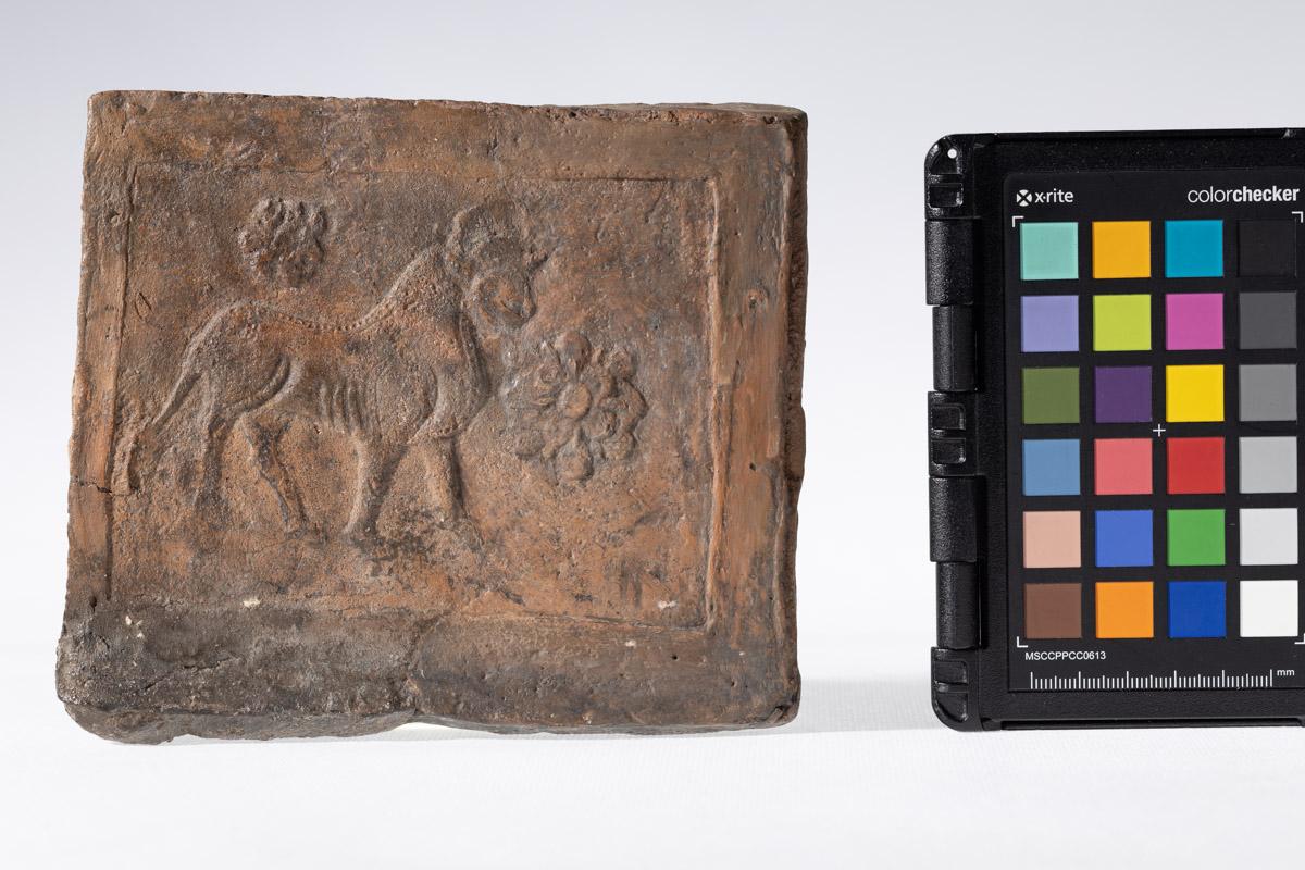 Płytka z wyobrażeniem byka