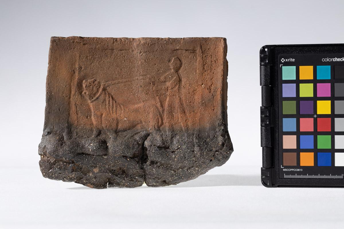 Płytka z wyobrażeniem człowieka prowadzącego lwa na arkanie