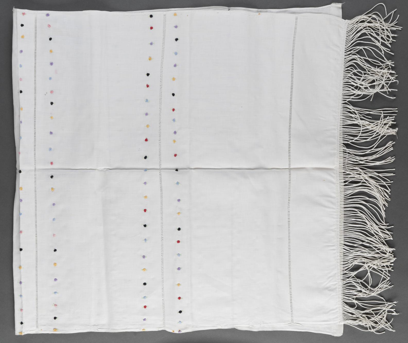 Ręcznik biały, ozdobny, haftowany z mereżką