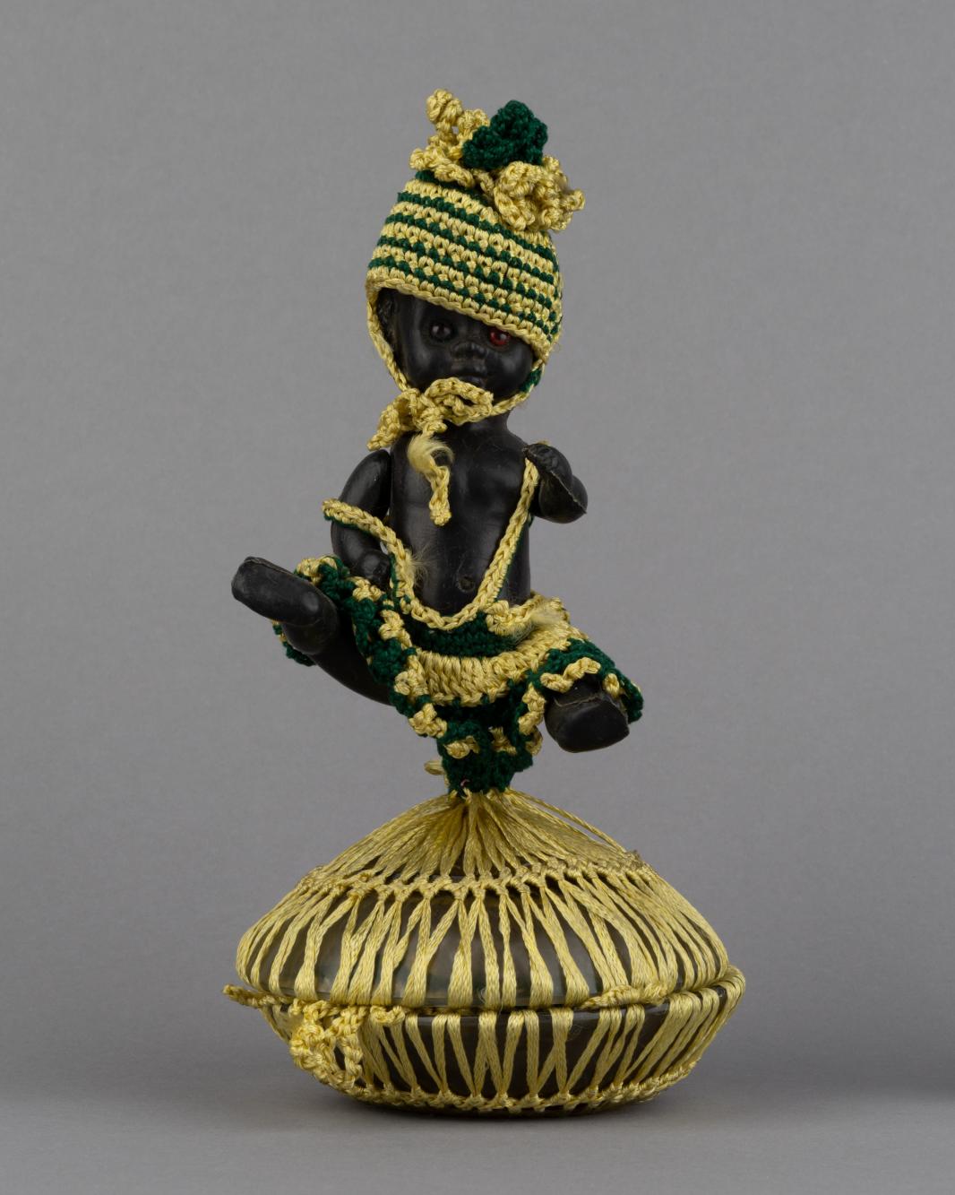 Lalka – murzynek w oplocie z nici