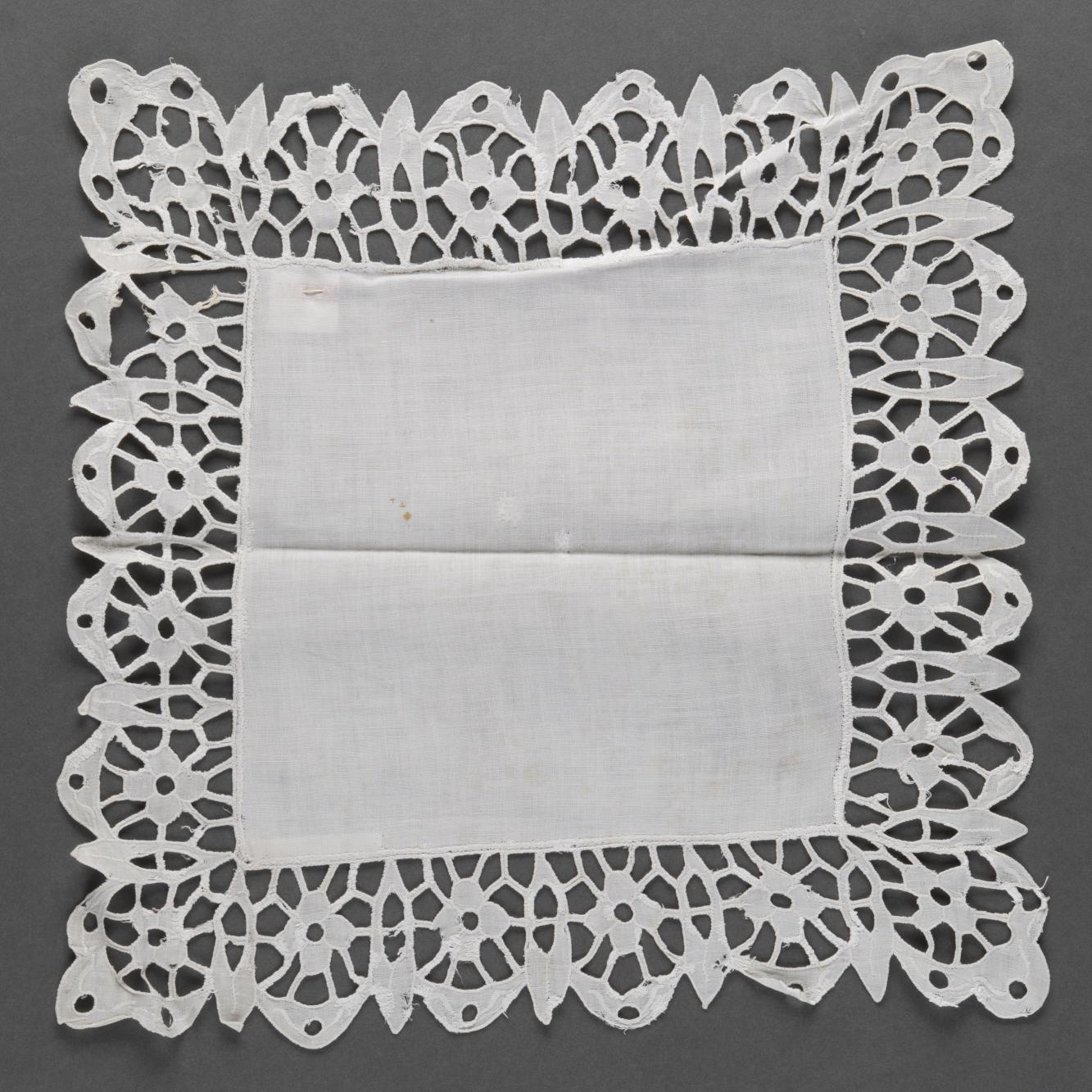 Serwetka biała z haftem richelieu