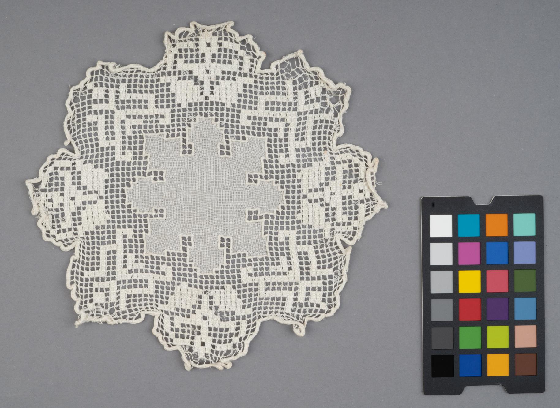 Serwetka okrągła, ozdobna