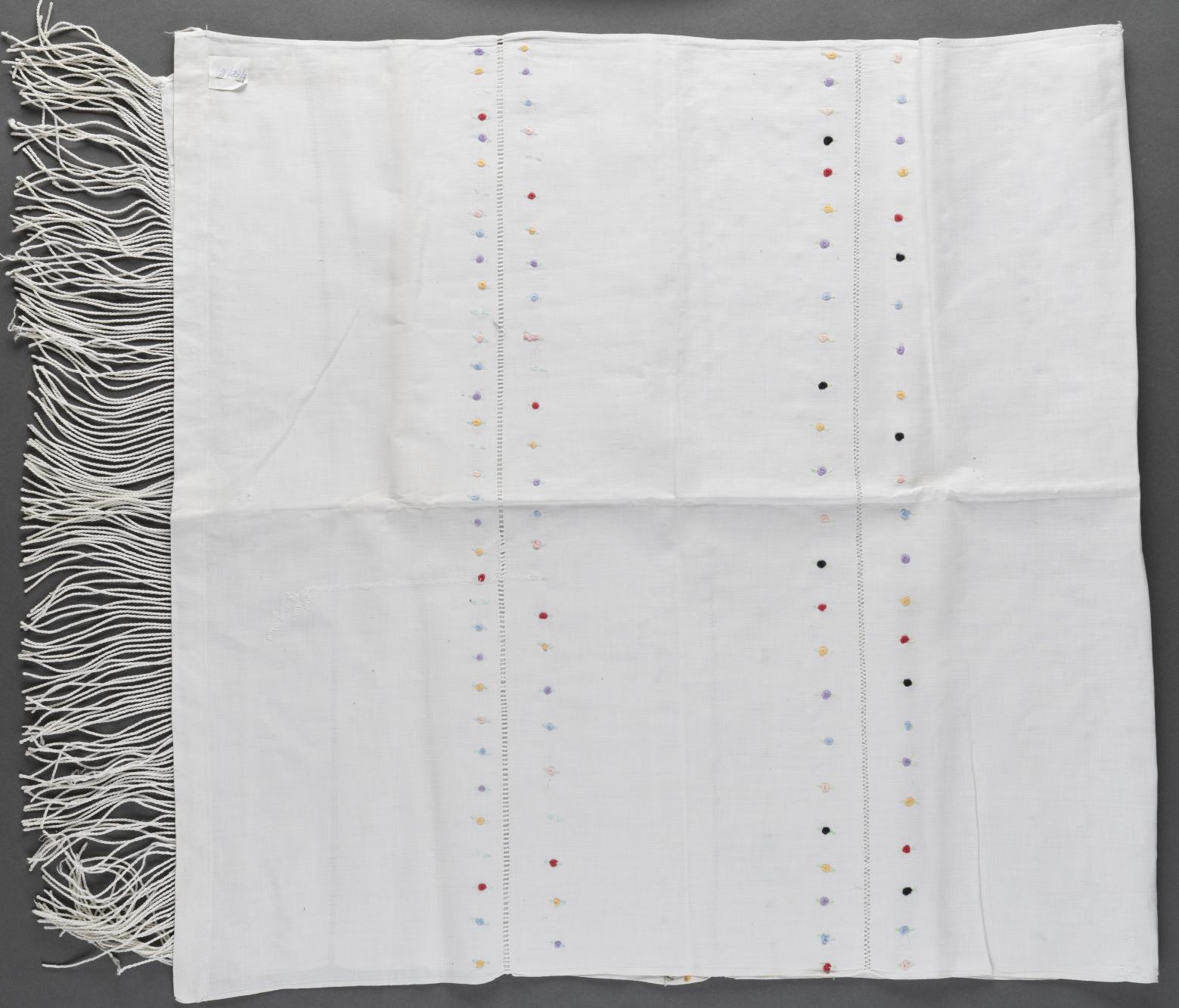 Ręcznik biały, ozdobny, haftowany z mereżką