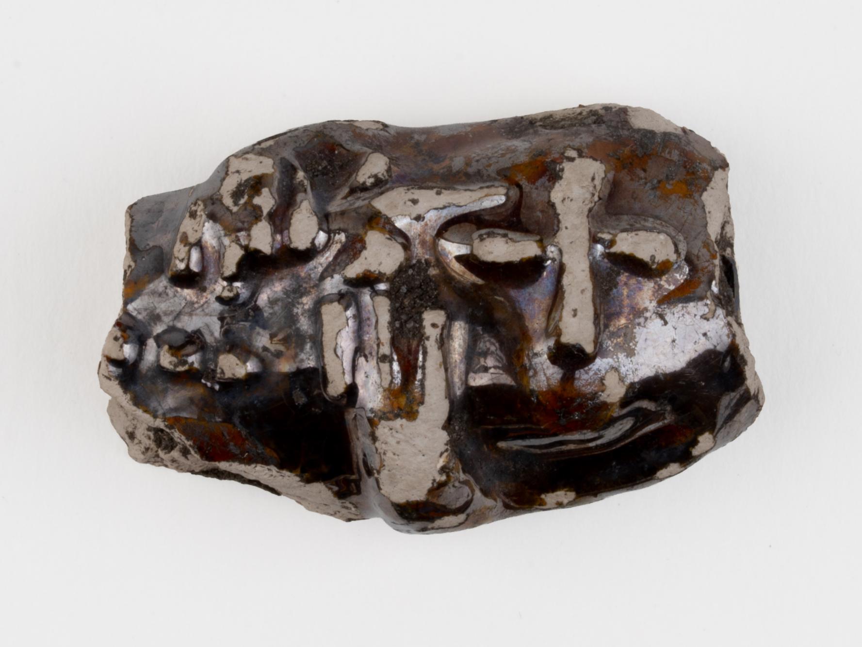 Fragment szkliwionej figurki świętego