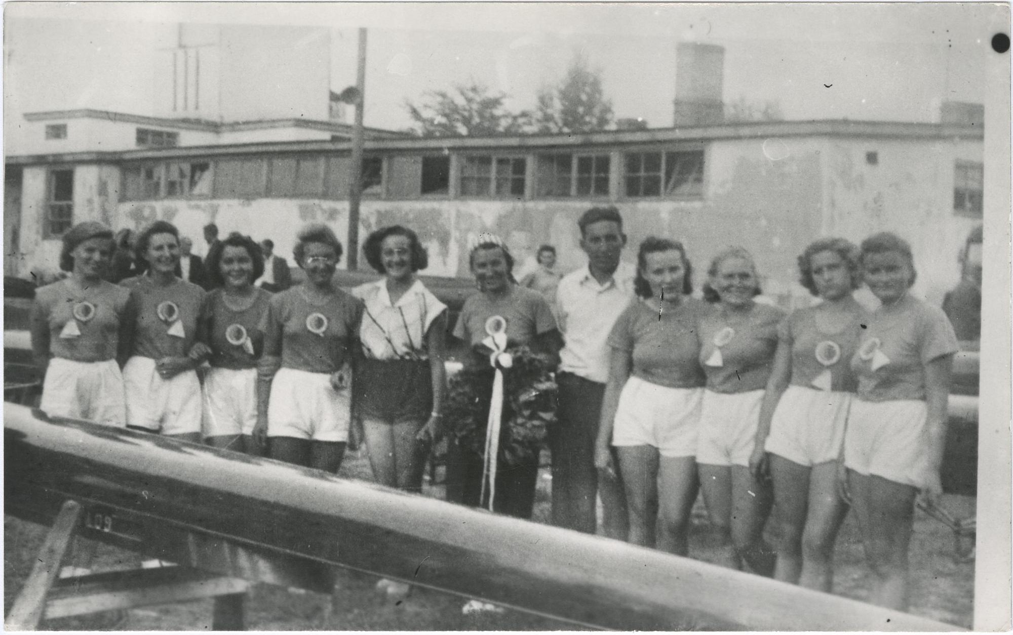 Fotografia czarno-biała, Zwycięska osada żeńska z trenerem Wł. Żyto