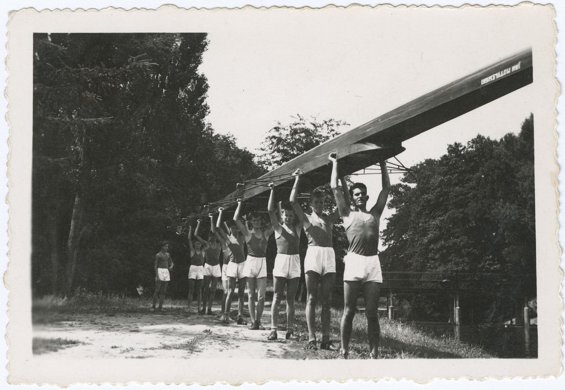 Fotografia, Zawodnicy (ósemka) z łodzią nad głowami