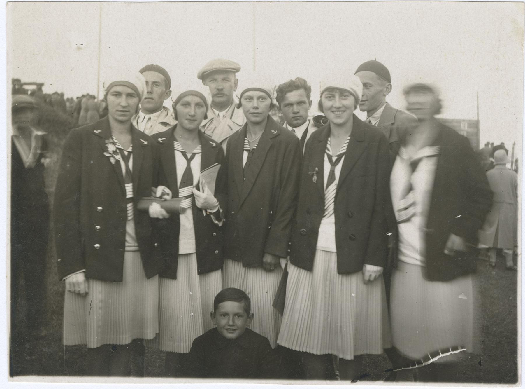 Fotografia grupowa, Zawodnicy w strojach galowych wioślarskich