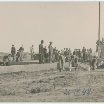 Robotnicy podczas prac porządkowo-budowlanych przy niezidentyfikowanym obiekcie