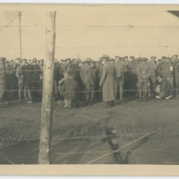 Naszywanie numerów obozowych w obozie jenieckim w Szczypiornie