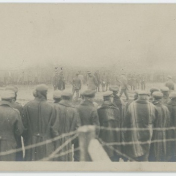 Zgłaszający się do przysięgi w obozie jenieckim w Szczypiornie