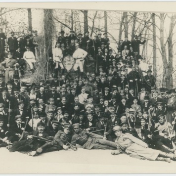 Członkowie Straży Obywatelskiej w Kaliszu na tle ruin w parku kaliskim