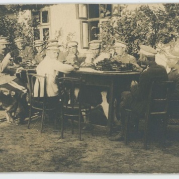 Żołnierze siedzący przy stole