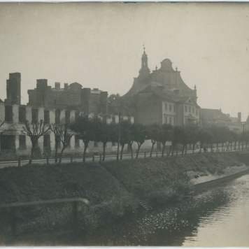 Widok na ulicę Rybną (ob. Kazimierzowską) i kościół franciszkanów