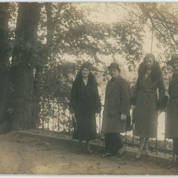 Grupa osób w kaliskim parku