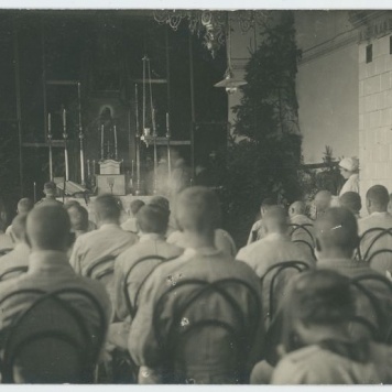 Żołnierze w kaplicy Szpitala Wojskowego w Kaliszu