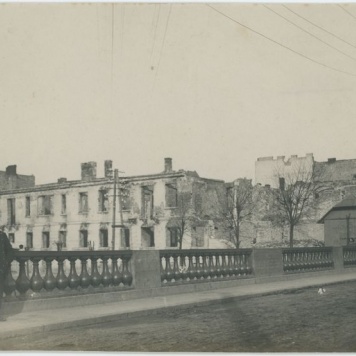 Pruski oficer stojący na Moście Kamiennym