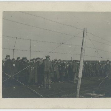 Naszywanie numerów obozowych w obozie jenieckim w Szczypiornie