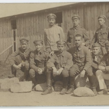 Przed barakiem w obozie jenieckim w Szczypiornie