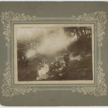 Grupa kobiet i mężczyzn w lesie