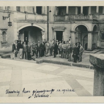 Uczestnicy kursu gimnastycznego dla nauczycieli na wycieczce w Gołuchowie