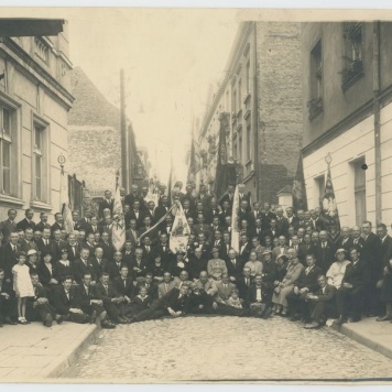 Członkowie Stowarzyszenia Rzemieślników Chrześcijan w Kaliszu przed siedzibą stowarzyszenia