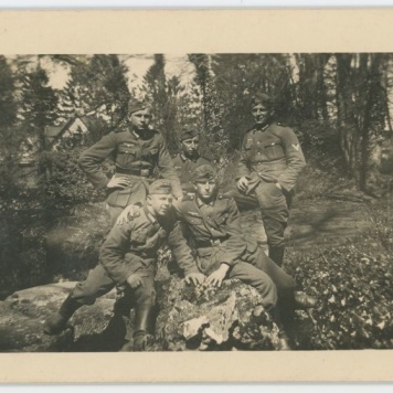 Grupa niemieckich żołnierzy w lesie