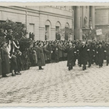 Defilada członków  byłej Kaliskiej Straży Obywatelskiej w Kaliszu